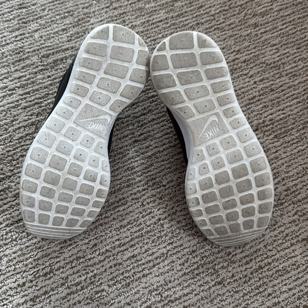 Nikes - Picture 4 of 6